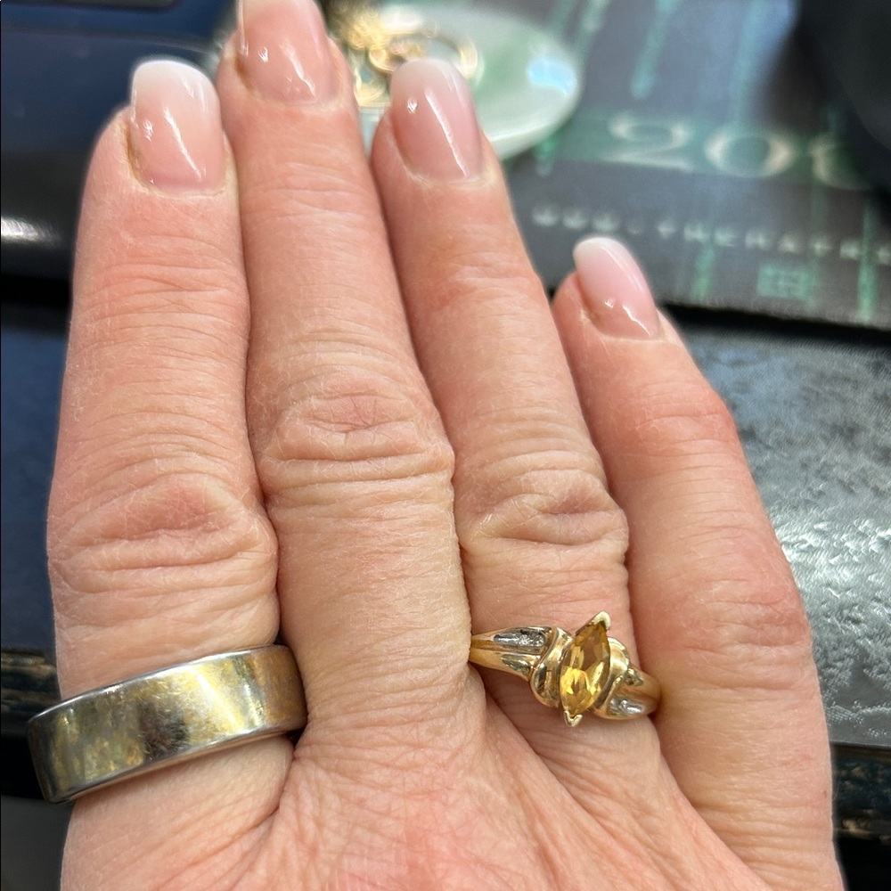 396796 10k yg Citrine/diamond ring